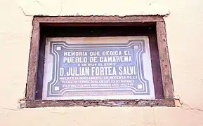 Paisaje urbano de Camarena de la Sierra (Teruel), con detalle de lápida en memoria de D. Julián Fortea Salvi, Gobernador Civil-Militar de Filipinas, fallecido en las islas Batanes en 1898 (2017).