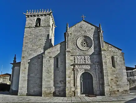 Iglesia de Caminha (siglos XV / XVI).  Sus motivos decorativos góticos y manuelinos y su portal renacentista están flanqueados por un pesado campanario de estilo románico.