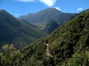 Camino de entrada a la Reserva Geobotánica Pululahua.