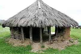 Reconstrucción de casa prerromana en Campa Torres