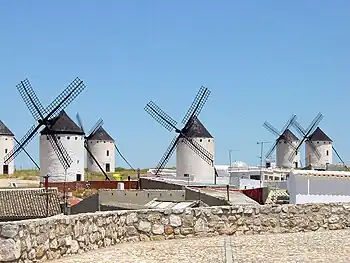 Molinos de viento en el Campo de Criptana, La Mancha. Tecnología de origen mediooriental, se introdujeron en España en el siglo XVI, no mucho antes de que los inmortalizara Cervantes. Tradición más antigua tenían los molinos de agua.