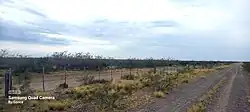 Campos que rodean a la localidad dedicados a al cría de ganado por su aridez. Parte del alambrado se hizo con los durmientes del ferrocarril.