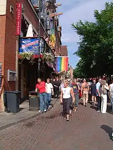 Canal Street durante el Europride 2003: varias banderas del arcoíris adornan el exterior de los bares por la calle.