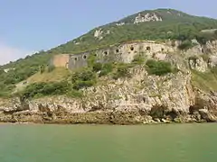 Fuerte de San Carlos a la entrada de la bahía de Santoña.