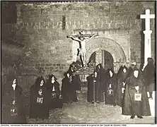 Primera salida en procesión de las Capas Pardas en el año 1956 desde la iglesia de San Claudio