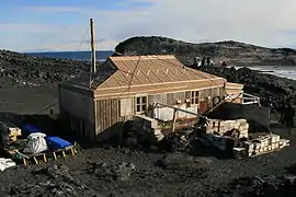 Vista de la cabaña de Ernest Shackleton en cabo Royds (SMHA).