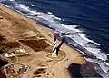 Vista aérea del faro en 1999, antes de su mudanza; la costa del océano se encuentra a escasos 60 m de distancia.