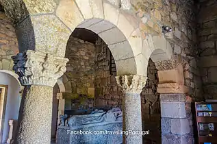 Capitales corintias del período visigodo en la capilla de São Pedro de Balsemão.