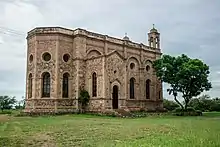 Fotografía de la capilla de San Isidro Labrador en la ex-hacienda de Santiago (Garabato). Opera prima del arquitecto Refugio Reyes.