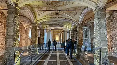 Interior de la capilla de los huesos, en Évora.