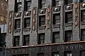 Detalles en láminas de pan de oro sobre la entrada al edificio.