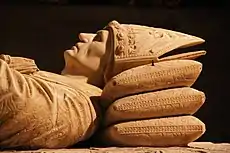 Detalle del sepulcro del cardenal Cervantes en la Catedral de Sevilla.