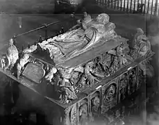 Sepulcro del Cardenal Cisneros, en Alcalá de Henares, de Fancelli y Bartolomé Ordóñez (éste también fue el autor del Sepulcro de don Felipe y doña Juana, en la Capilla Real de Granada, en mármol de Carrara -el propio Carlos V eligió a este escultor al ver sus relieves del trascoro de la catedral de Barcelona).