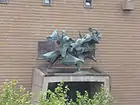 Escultura sobre la puerta de la central de policía de La Haya