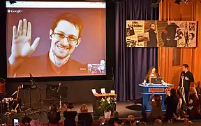 Edward Snowden aparece por vídeo en la ceremonia de entrega de la Liga Internacional por los Derechos Humanos de 2014