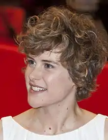 Carla Juri, como la Dra. Ana Stelline.