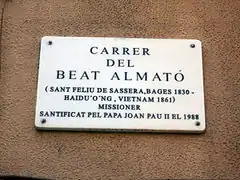 Placa con datos biográficos: calle del Beato Almató.