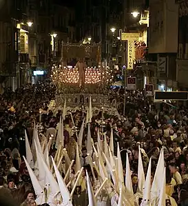 El trono de la Virgen del Rocío avanza por calle Carretería el Martes Santo de 2006.