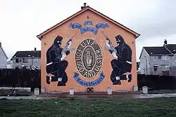 Mural dedicado al UVF en Carrickfergus. El lema dice Por Dios y por el Ulster.