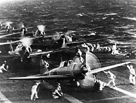 Varios cazas Zero de la segunda oleada se preparan para partir desde el Shōkaku hacia Pearl Harbor.