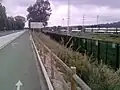 Carril bici de la A-405 y trenes de mercancías en la estación de San Roque.