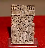 Panel de marfil tallado que muestra a jóvenes faraones egipcios flanqueando un tallo de loto y flores. De Nimrud, Irak. Museo de Irak, Bagdad.