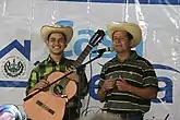 Cantante salvadoreño Jair Noyola y su padre.