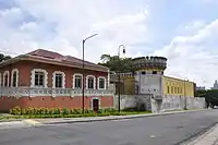 Cuesta de Moras con el Cuartel Bellavista y la Casa de los Comandantes de fondo.