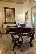 Un piano.