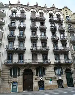 Casa Pons i Trabal (Balmes, 81), obra de Joan Baptista Pons i Trabal (1908).