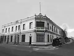 Casa de Jorge Vásquez Castillo en San Ignacio esquina Coquimbo, diseñada por Salvador Vásquez (foto montaje restauración virtual).