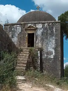 Edificio de decantación sobre el acueducto