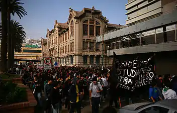 Edificio Monseñor Gimpert (primer plano, derecha) y Casa Central (segundo plano, centro) durante una manifestación.