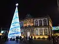 Edificio del ayuntamiento en navidades.