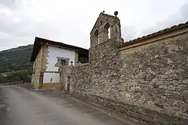 Lateral de la casa y espadaña de la capilla.