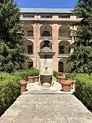 Vista de la fuente en el centro del patio.