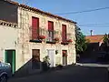 Sillería de granito y ladrillo para encuadrar las ventanas en el 2º piso