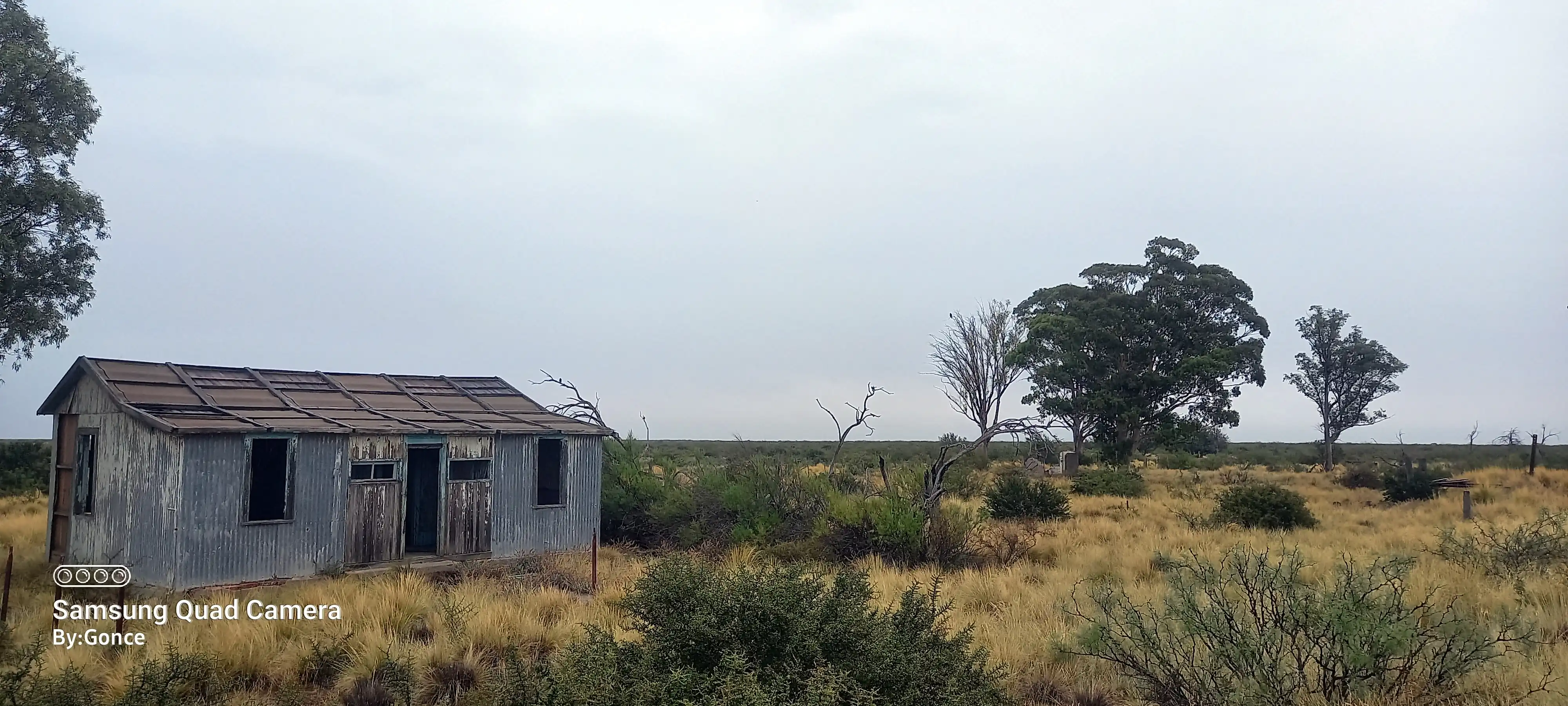 Vivienda de chapa abandonada próxima a las estaciones.