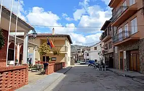 Avenida de la Diputación Provincial en Casas Altas, con el edificio de la Mancomunidad de Municipios Rincón de Ademuz al fondo (2018).