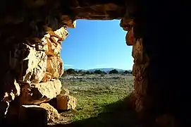 Barraca Grande del Pinar (Casas Bajas, Valencia), detalle de la entrada, vista desde el interior (2018).