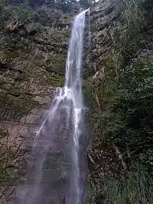 Es una caída de agua fría, ubicada en el municipio de Capitanejo, en el departamento de Santander.