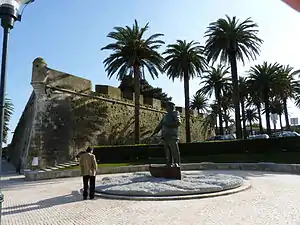 Estatua del rey Carlos I de Portugal frente a la Ciudadela de Cascaes