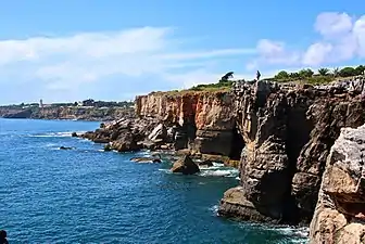 Acantilados a lo largo de la costa de Estoril