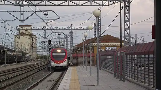 Un automotor eléctrico Civia de Cercanías Zaragoza entrando en la estación de Casetas. 28-07-2012.