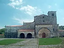 Colegiata de Santa Cruz de Castañeda, fachada occidental.