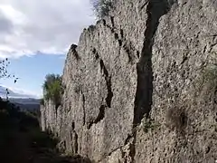 El camino de acceso está parcialmente excavado en la roca.