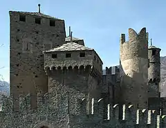 Castillo de Fenis, con sus almenas gibelinas