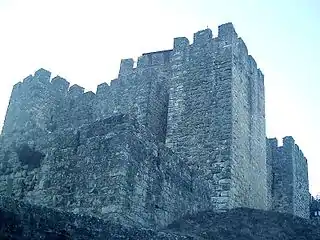 Gruesos muros y torres del castillo de pombal .