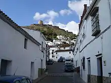 Castillo desde una calle de Jimena.