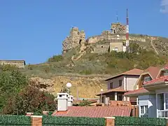 Vista general del castillo desde el casco urbano de Saldaña